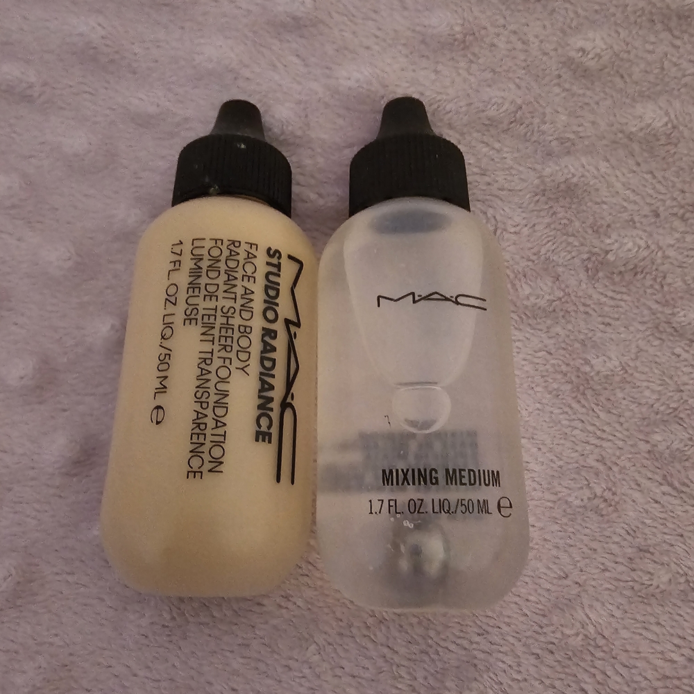 MAC Studio Radiance Face & Body Foundation + Mixing Medium (Beige)